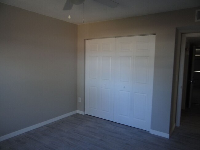 Building Photo - Annual Renovated Duplex 2 bed 1 bath 1 car...