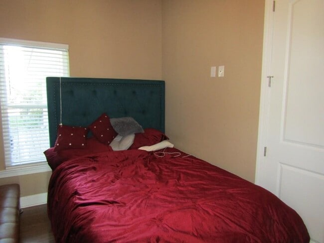Building Photo - 308 Glenridge Dr