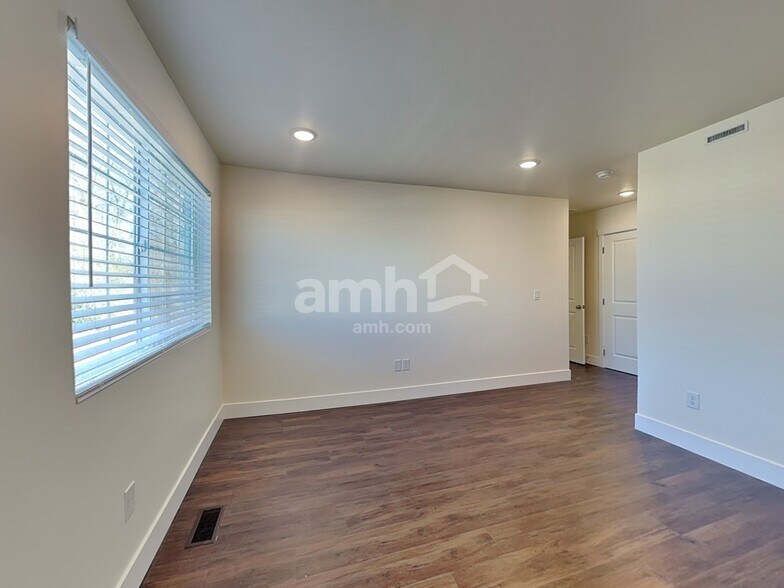 Building Photo - 11423 W Mesquite St