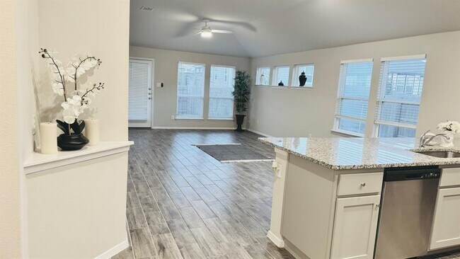 Building Photo - 212 Rollingwood Dr