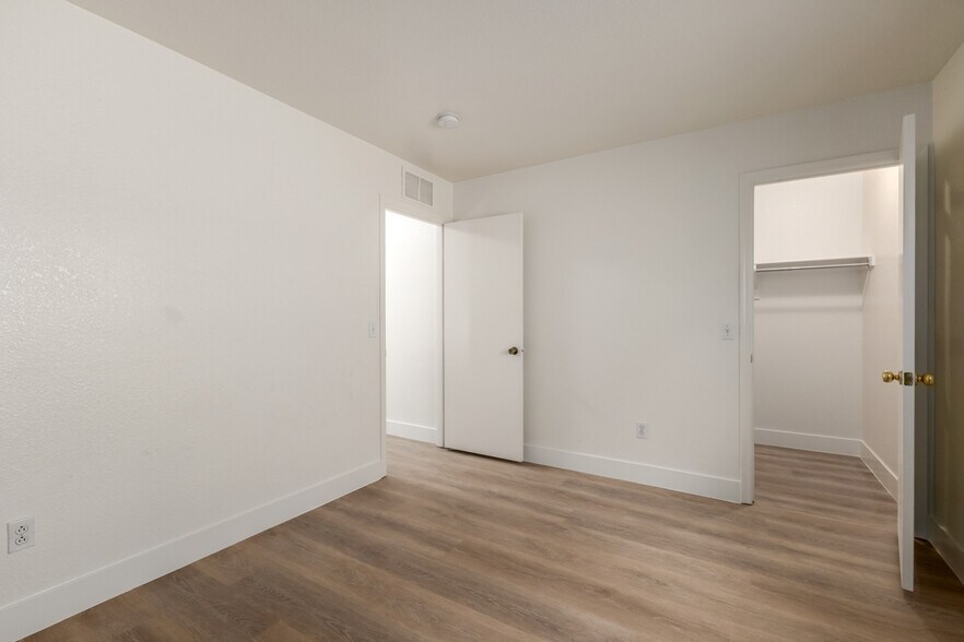 Building Photo - 1043 S San Vincente Ct