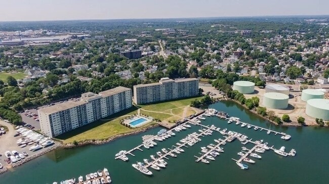 Building Photo - 200 Cove Way