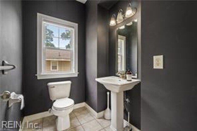 Building Photo - 4 Bed 2.5 Bath Home for Rent!