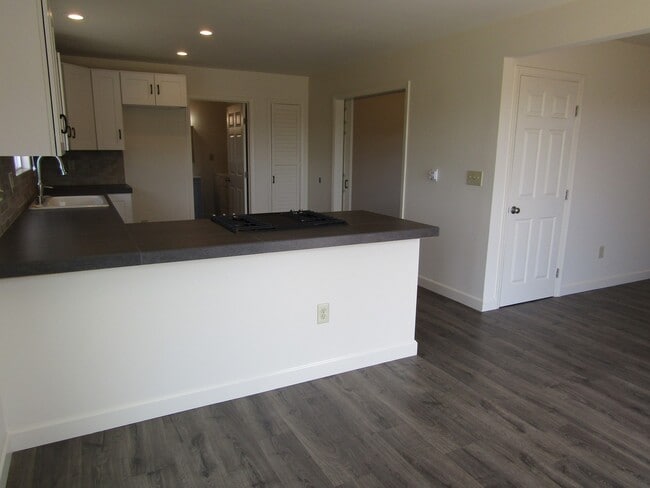 Building Photo - Country Cottage- Water Included!