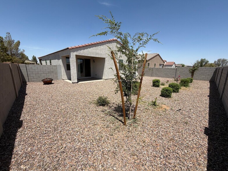 Building Photo - 1675 W Pima Ave