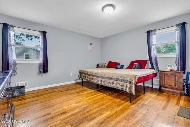 Building Photo - 518 River Dr