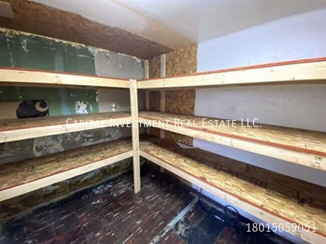 Building Photo - 236 400 S
