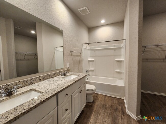 Building Photo - 621 Jennifer Cv