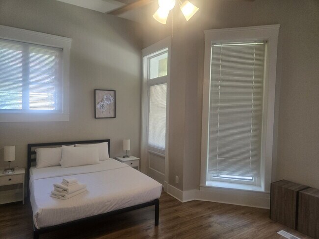 Building Photo - "2-Bed Apartment on South Brook St, Louisville!"