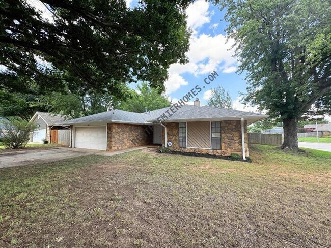 Building Photo - 200 Lochwood Cir