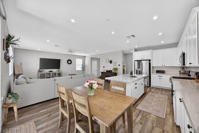 Building Photo - 10662 Carnes Ave