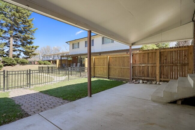 Building Photo - 3 Bedroom Townhome in University Neighborhood