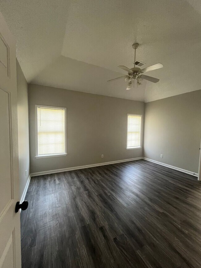 Building Photo - 1686 Frence Creek Cove N