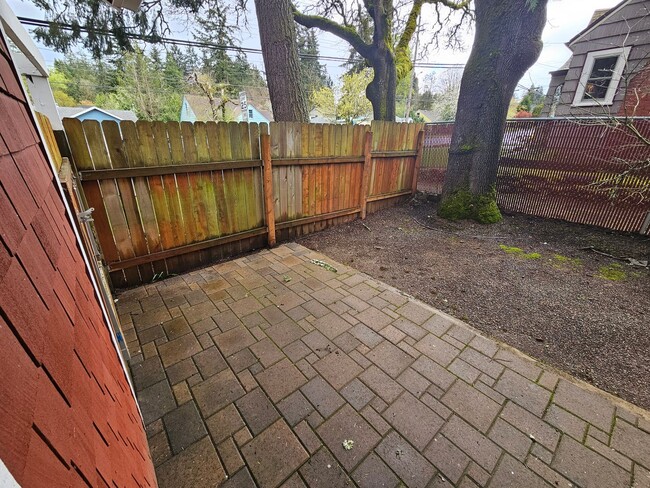 Building Photo - 475 Madrona Ave S