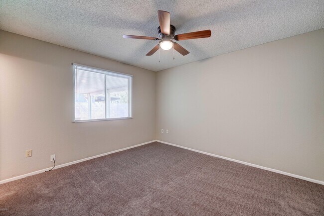 Building Photo - 5945 S Palm Dr