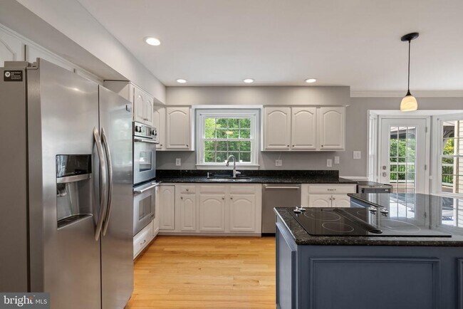 Building Photo - 8527 Silverview Dr