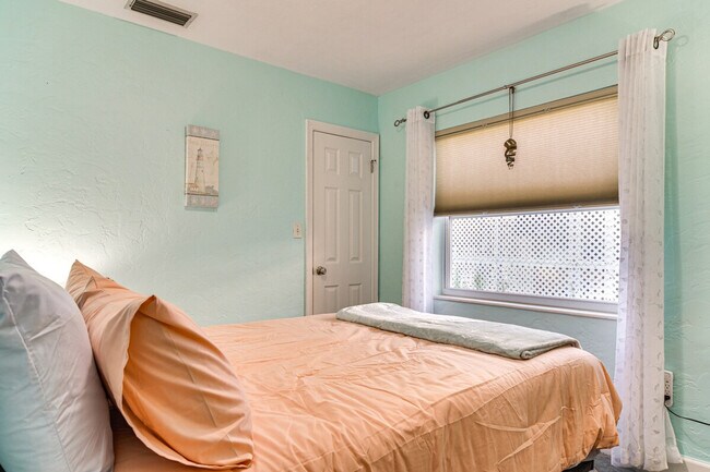 Building Photo - 634 180th Ave W