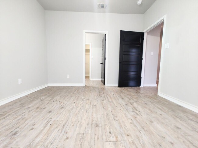Building Photo - AUGUST PRE-LEASE! Modern 3-Bedroom Apartment with 2-Car Garage – Recently Constructed in Lubbock,...