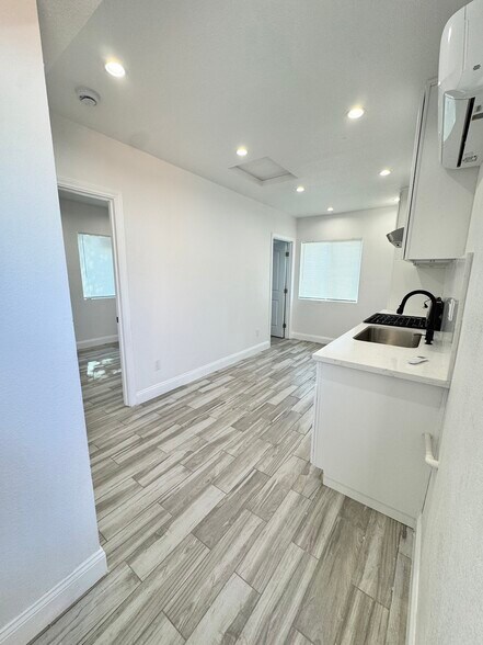 Building Photo - 9490 Obeck Ave