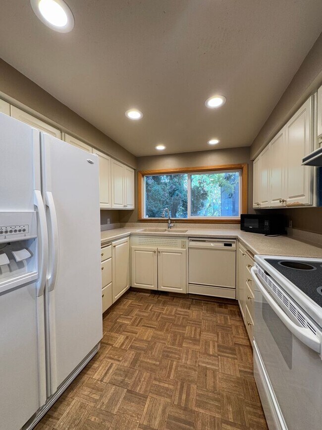 Building Photo - Spacious 6 Bedroom, 3 Bathroom Home Near CWU