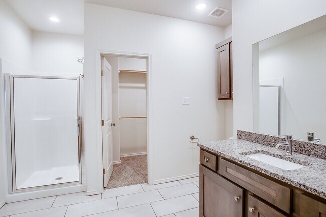 Building Photo - "Charming 2-Bed Oasis with Granite Eleganc...