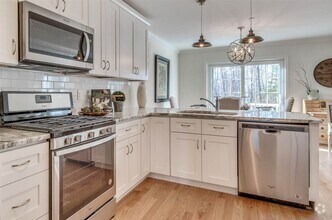 Building Photo - Modern Townhome with Garage, Bonus Room, a...