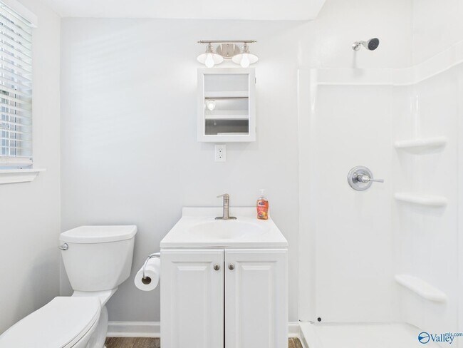 Building Photo - 2104 Levert St NE