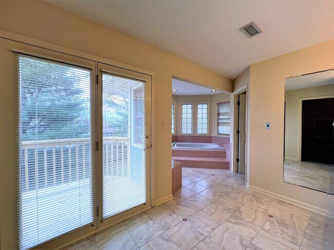 Building Photo - GREAT FARRAGUT LOCATION WITH INVITING FRONT PORCH CHARM!!!