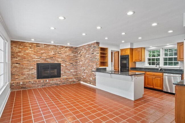 Building Photo - 7732 Canal Ct