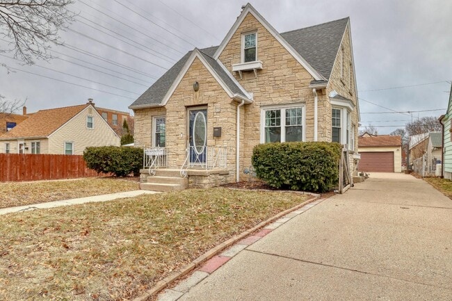 Building Photo - 122 S 77th St