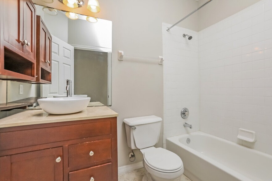 Building Photo - 13761 Meadowpark Ave