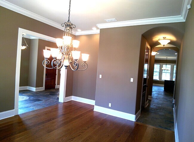Building Photo - 4 Bedroom Luxury Townhome - Great Location