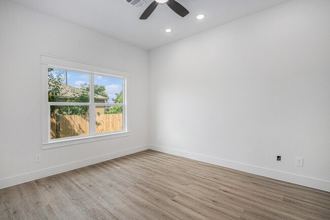 Building Photo - 4825 Pederson St