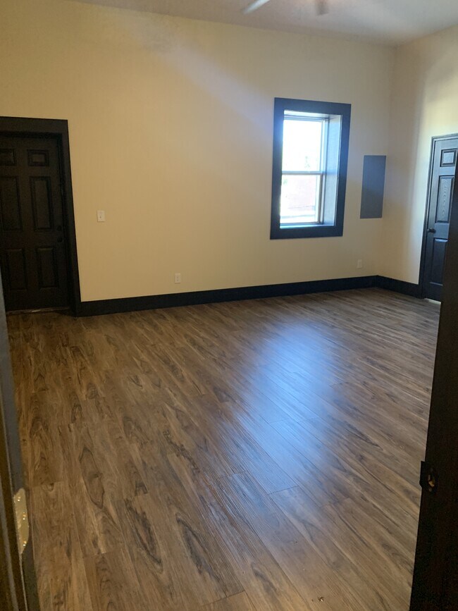 Building Photo - 103 S Main St