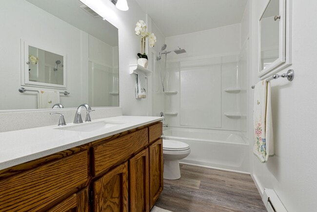 Building Photo - Beautifully Remodeled 2 Bedroom One Bath Condo Burien near Seattle