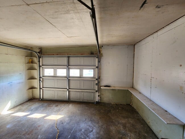 Building Photo - 800 W 7th St