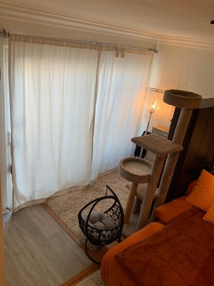 Building Photo - 355 N Maple St