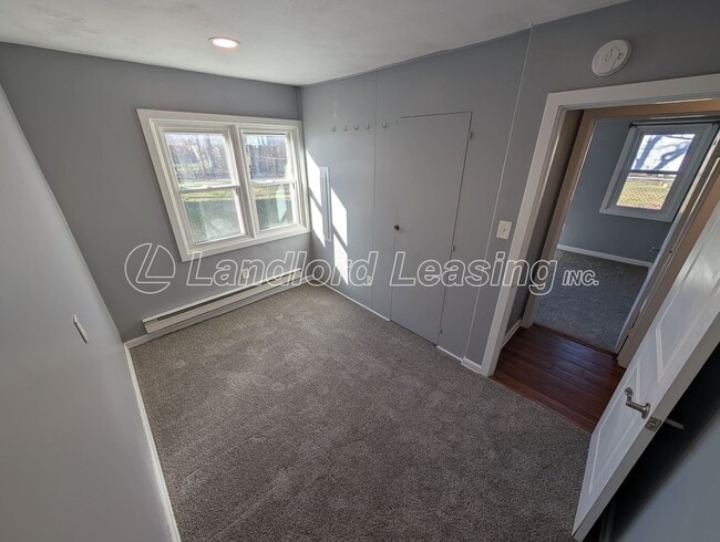 Building Photo - Well-Maintained 3 Bedroom Ranch with Fenced Yard and 2.5 Car Garage