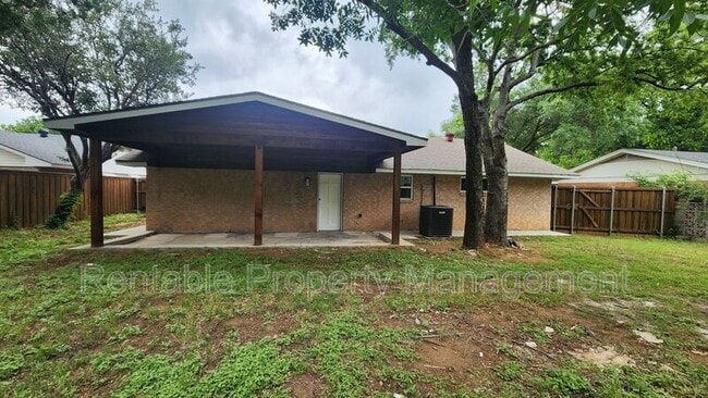 Building Photo - 704 Royce Dr