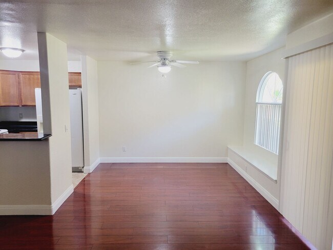 Building Photo - *Great 3 Bedroom Condo in Lakes Area*