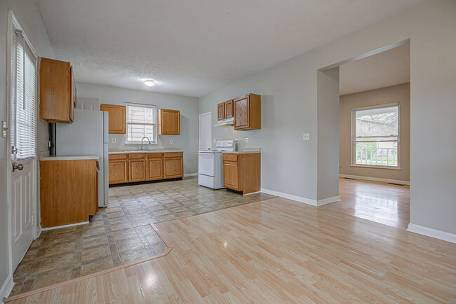 Building Photo - 1915 Woodlawn Ave