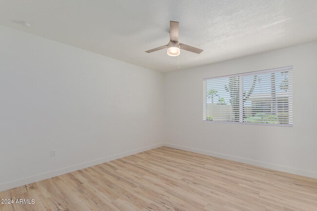 Building Photo - 10935 W Santa Fe Dr