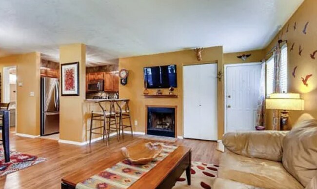 Building Photo - Beautiful 2 Bed 2 Bath in the heart of Bou...