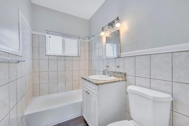 Building Photo - 521 NE 82nd Terrace