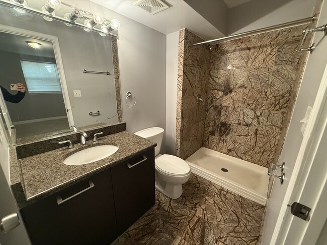 Building Photo - 6954 N Greenview Ave