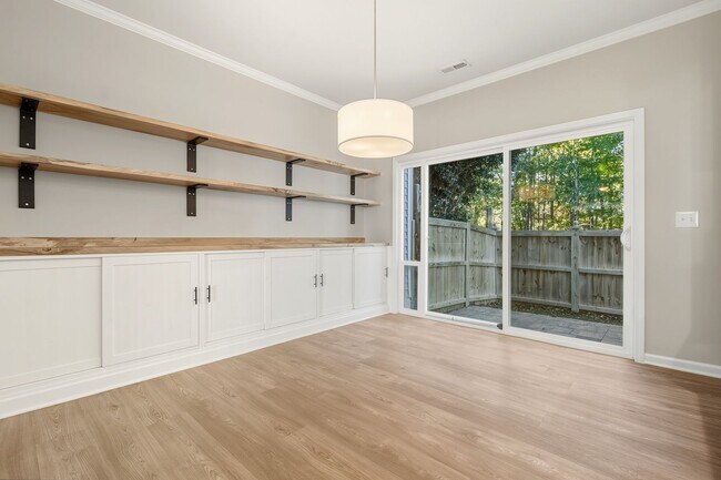 Building Photo - 3 Bedroom, 2.5 Bathroom Townhouse with Fen...