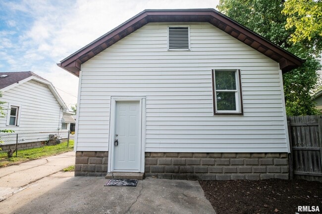 Building Photo - 4515 Drake Dr