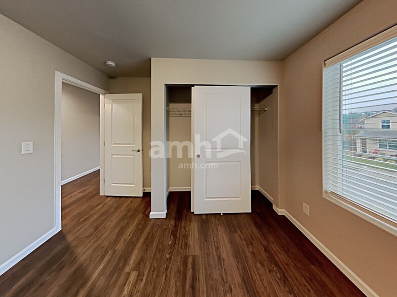 Building Photo - 246 Jasmine Ln N