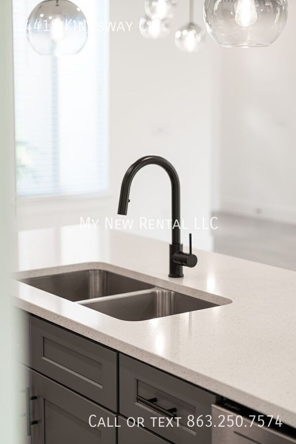 Building Photo - 24419 SW Kingsway Cir