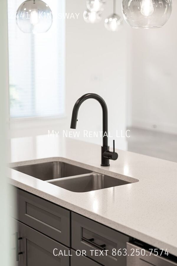 Building Photo - 24419 SW Kingsway Cir